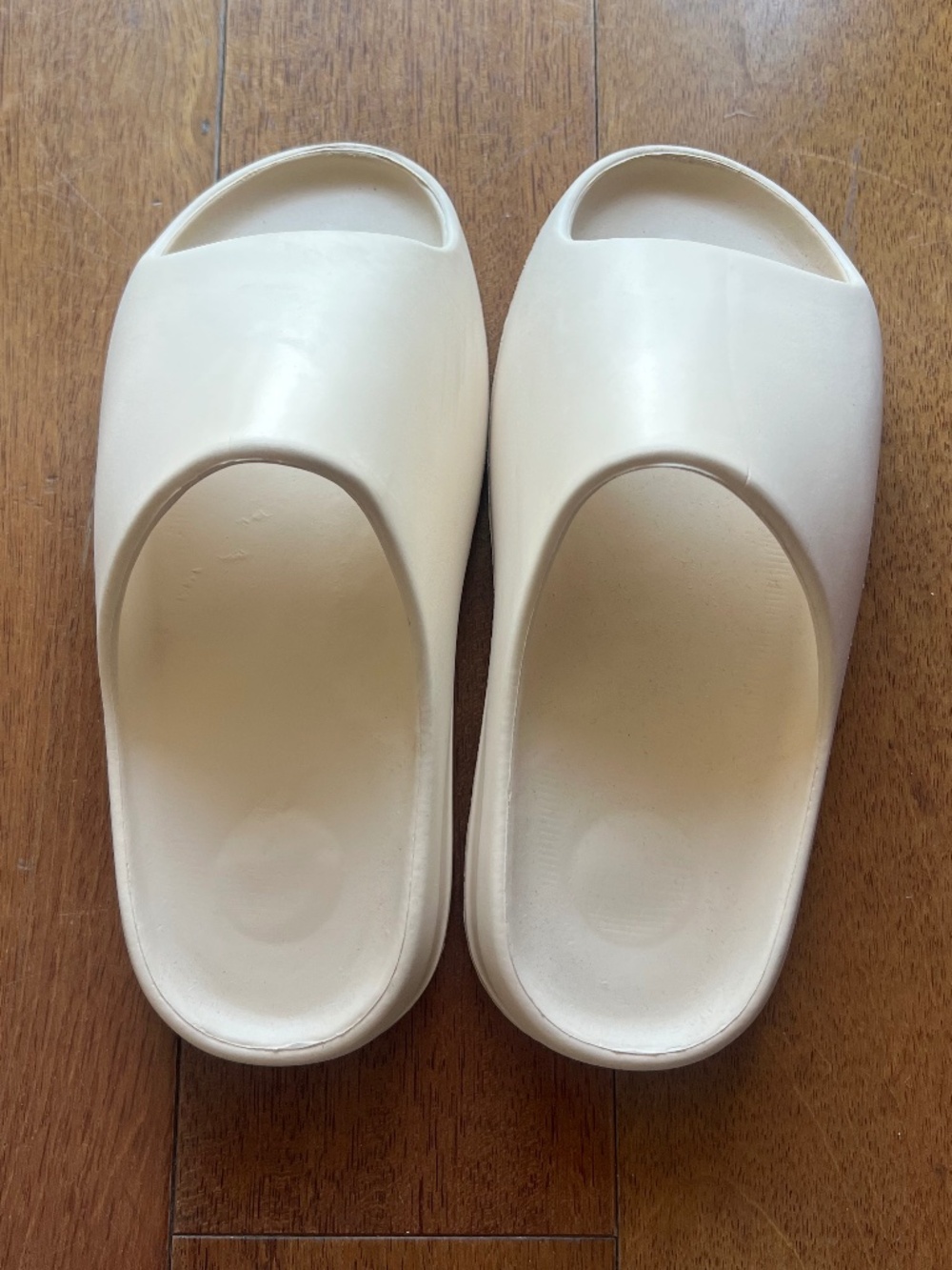 Yeezy slides US 10 Womens